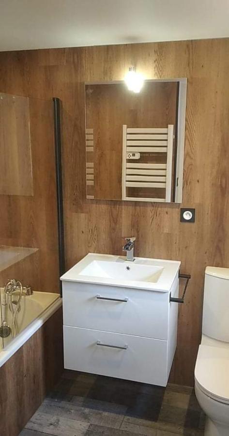 Séjour en amoureux avec jacuzzi et sauna Balbigny Exterior foto