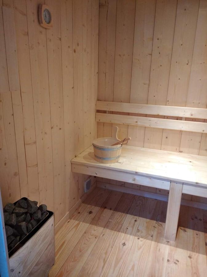 Séjour en amoureux avec jacuzzi et sauna Balbigny Exterior foto