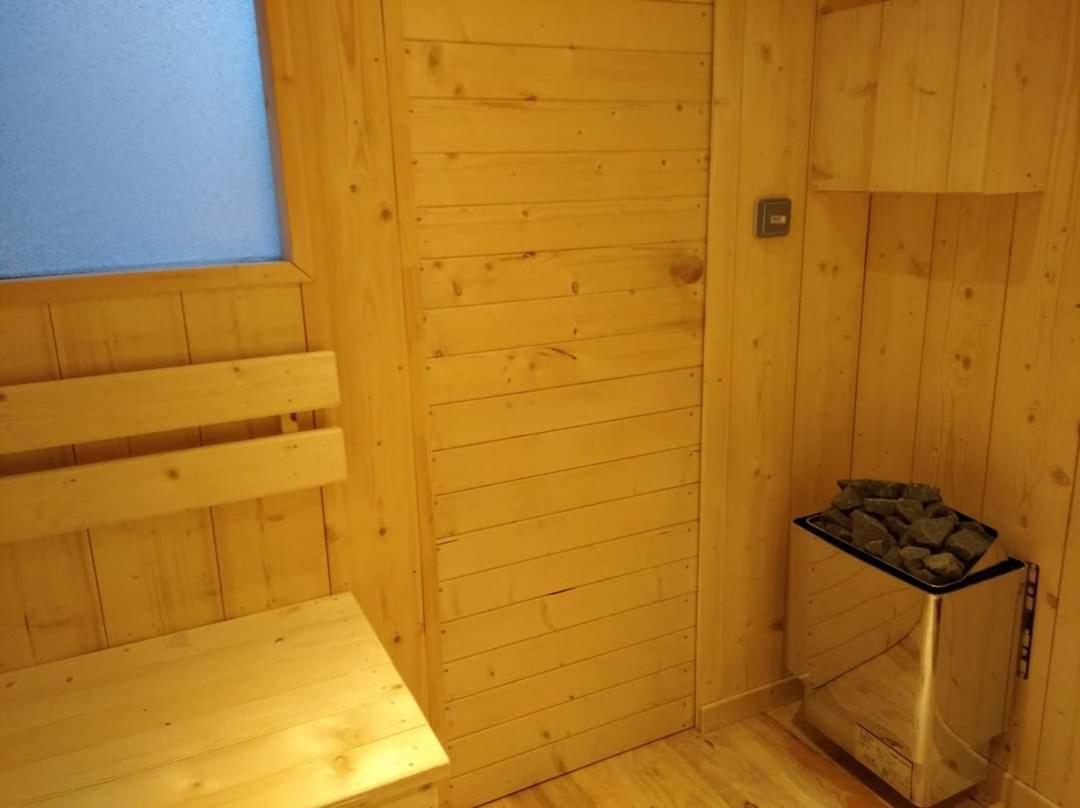 Séjour en amoureux avec jacuzzi et sauna Balbigny Exterior foto