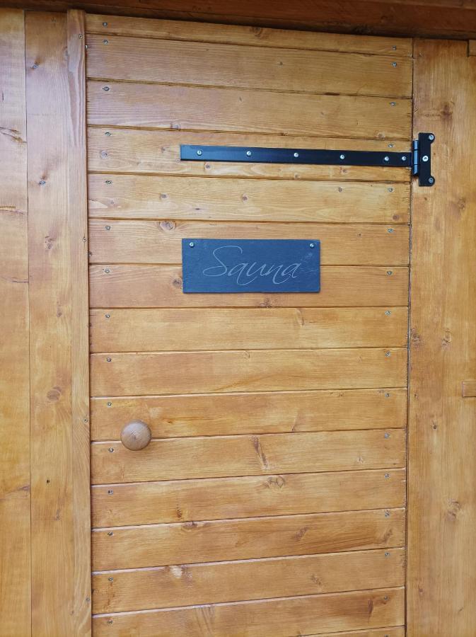 Séjour en amoureux avec jacuzzi et sauna Balbigny Exterior foto